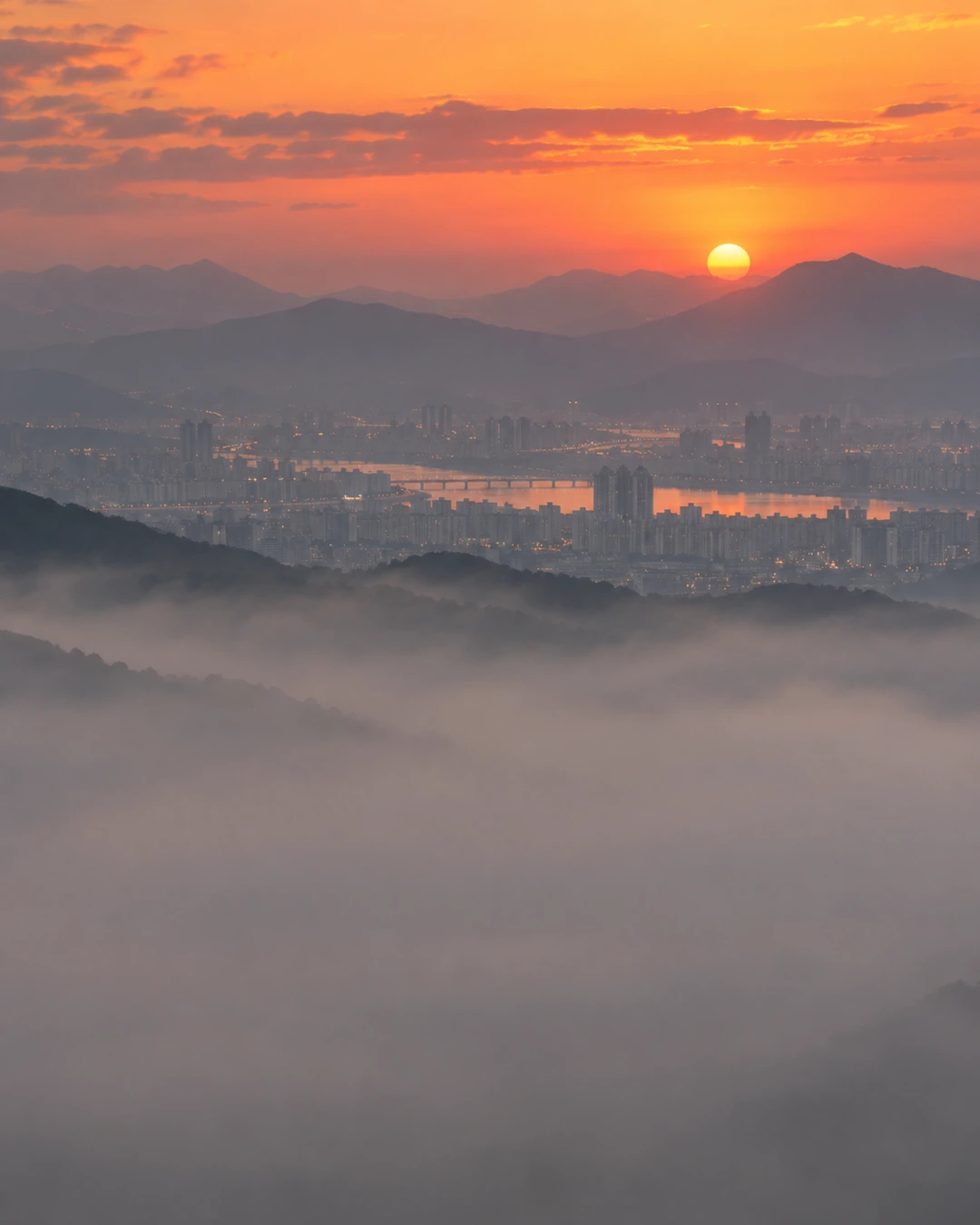 해 질 녘 도시 원경과 산 능선 — 울산 남구 힐스테이트